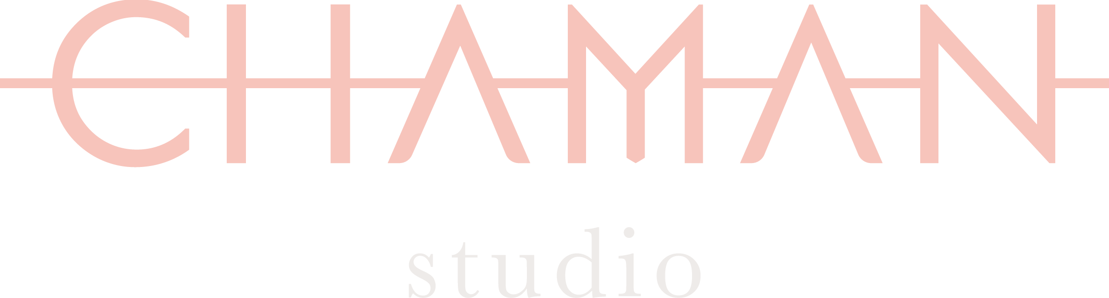 Logo de l'entreprise Chaman Studio. De couleur Or Rose le texte principal, Chaman, est suivu en dessous du mot Studio en petit et en blanc.