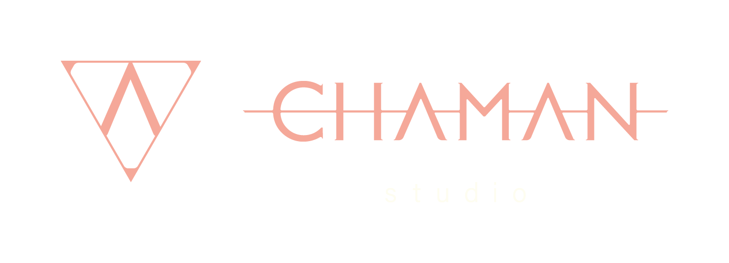 Logo de l'entreprise Chaman Studio. De couleur Or Rose le texte principal, Chaman, est suivu en dessous du mot Studio en petit et en blanc.